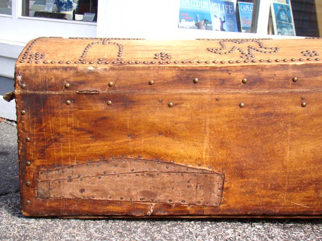 A fine and rare leather covered trunk with tulip motif decoration, probably Dutch circa 1750 — image 5